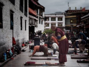 关于西藏朝圣的电影，西藏朝圣之旅，神圣的信仰之旅